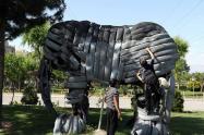 فیل با وسایل پسماند در بوستان بازیافت تهران