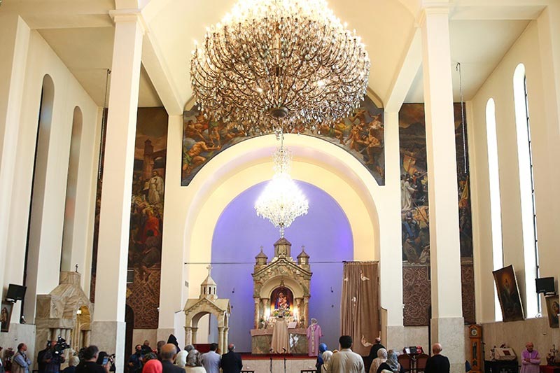 سقف و لوستر کلیسای سرکیس مقدس تهران