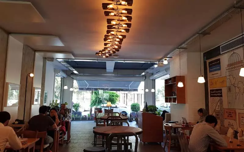 کافه روبرتو با فضای کم نور و خلوت