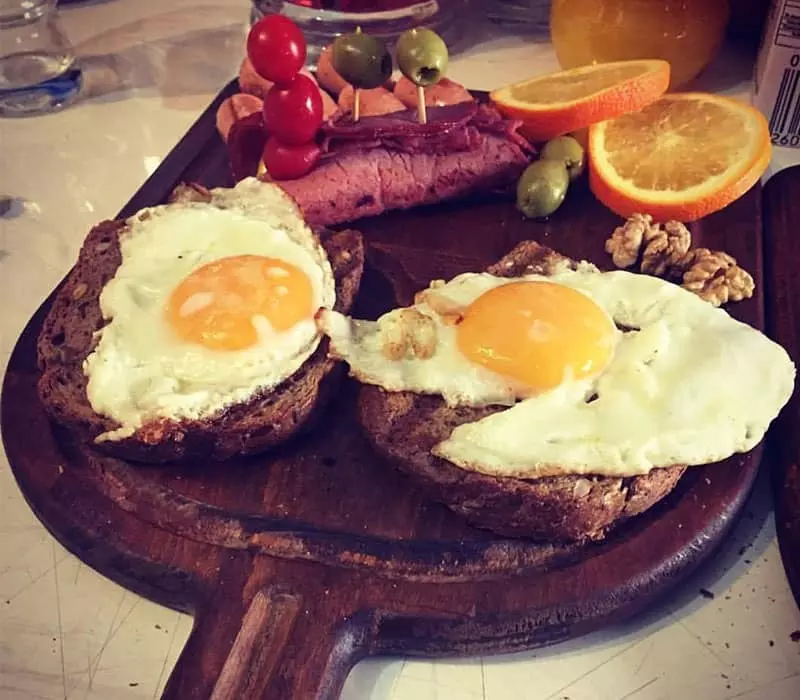 صبحانه انگلیسی روی سینی چوبی