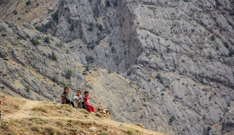 کودکان روستای سر آقا سید کوهرنگ روی کوه های اطراف روستا
