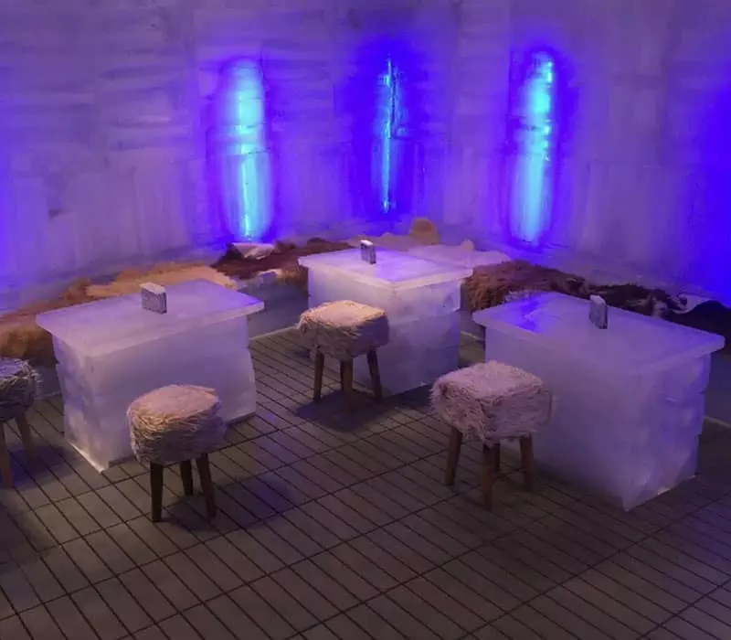 اتاق یخی با میزهای یخی در کافه قصر یخ