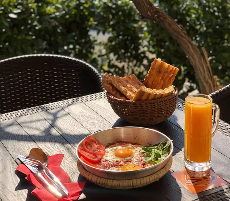 یک وعده صبحانه با آبمیوه و نان در فضای باز