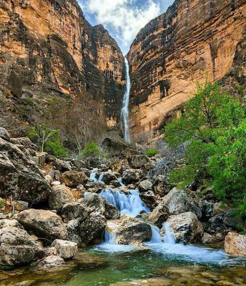 آبشار فصلی تارم بین کوه و جاری روی سنگ ها از نمای دور