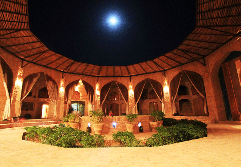 کاروانسرای زین‌الدین در شب