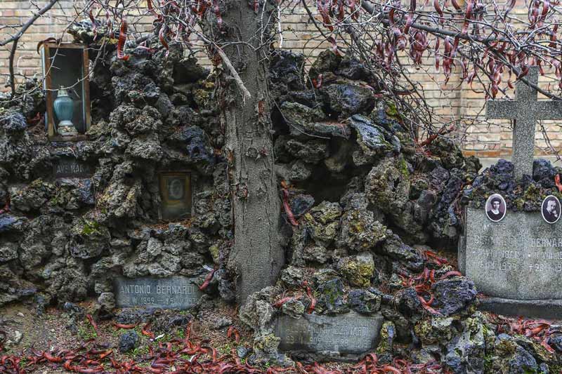 قبرهای مختلف در قبرستان دولاب 