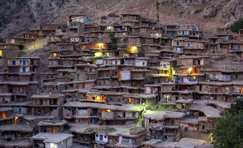 خانه های روستای پلکانی سر آقا سید کوهرنگ در شب