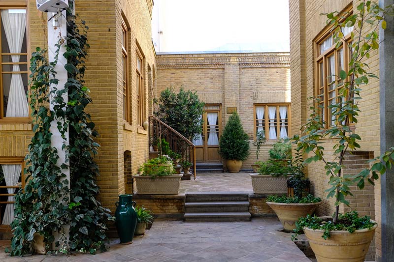 حیاط سرسبز خانه موزه شهید مدرس