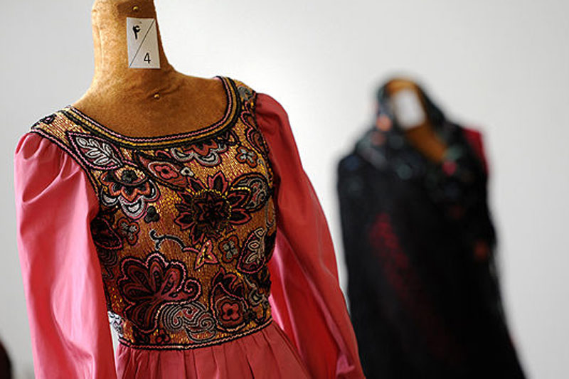 منجوق‌دوزی روی لباس در موزه پارچه و لباس‌های سلطنتی نیاوران