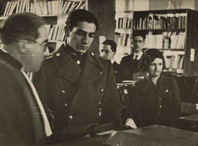 پروین در کتابخانه در کنار محمدرضا پهلوی