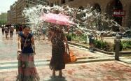استفاده از چتر در جشن آب ارمنستان