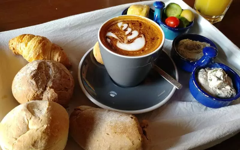 قهوه و کروسان و میوه در سام کافه