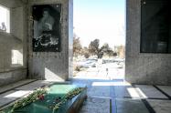 فضای داخلی مقبره تختی در قبرستان ابن بابویه