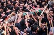 مردان در حال حمل قالی در مراسم قالی شویان مشهد اردهال