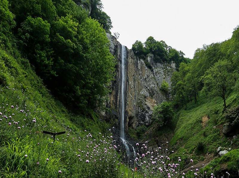 آبشار لاتون میان کوه های جنگلی گیلان