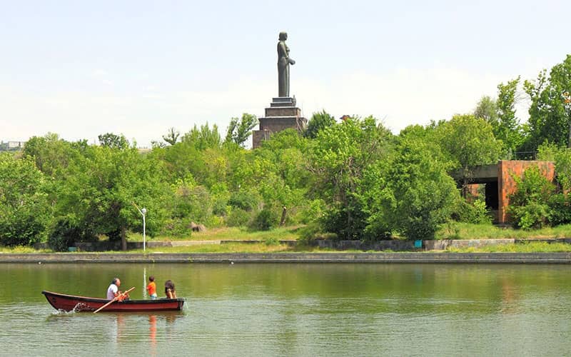قایق سواری در دریاچه ای بزرگ مشرف به مجسمه مام ارمنستان