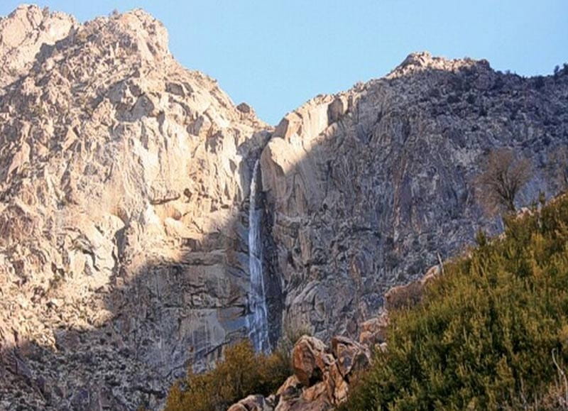 آبشار وروار کرمان میان صخره های کوه از نمای دور