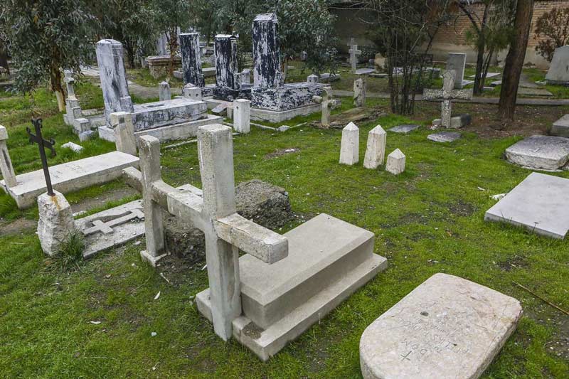 صلیب‌های سنگی در قبرستان دولاب