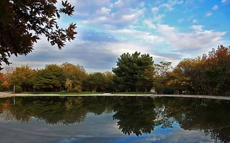 دریاچه ای شفاف در میان درختان باغ گیاهشناسی تهران