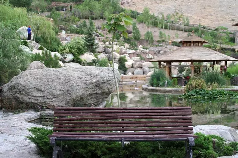 نیمکت‌های استراحت در پارک آبشار تهران