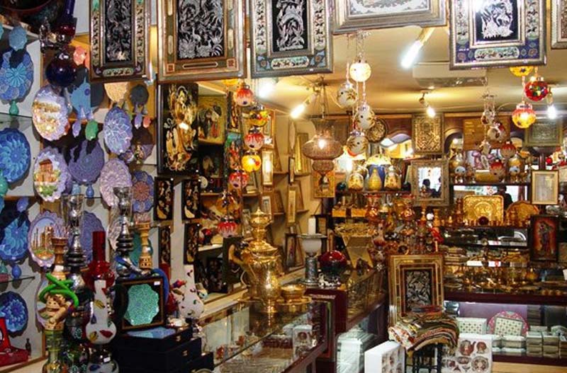 فروشگاه صنایع دستی و سوغات در بازار سنتی اصفهان