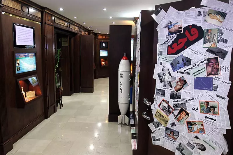 تکه‌های روزنامه جنگ در موزه صلح تهران