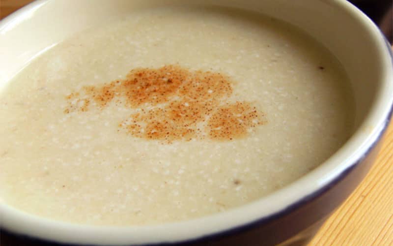 سوپ موز با تزیین چند قطره روغن