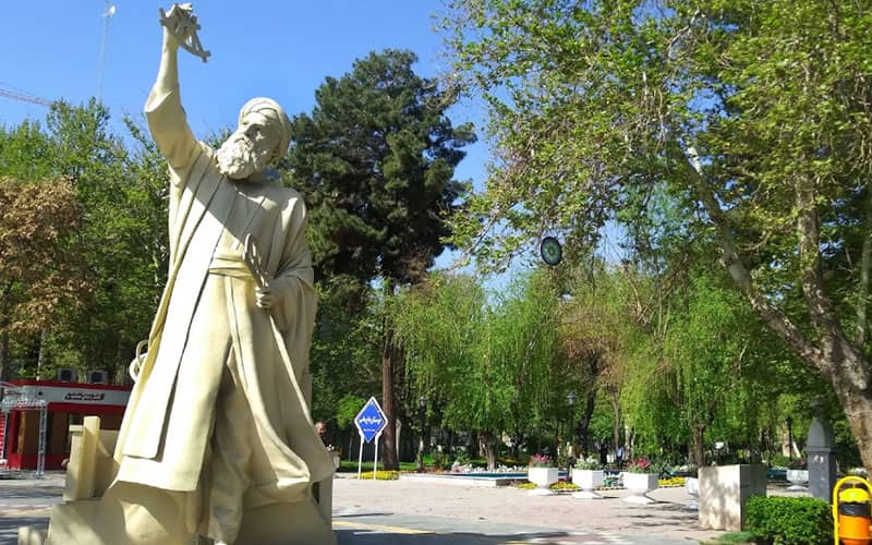 مجسمه بزرگان ایرانی در باغ ملی مشهد