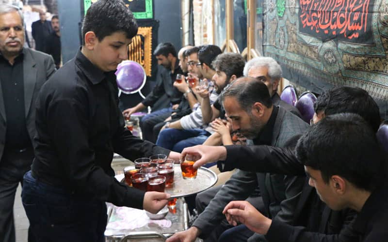 توزیع چای در مجلس عزای امام حسین