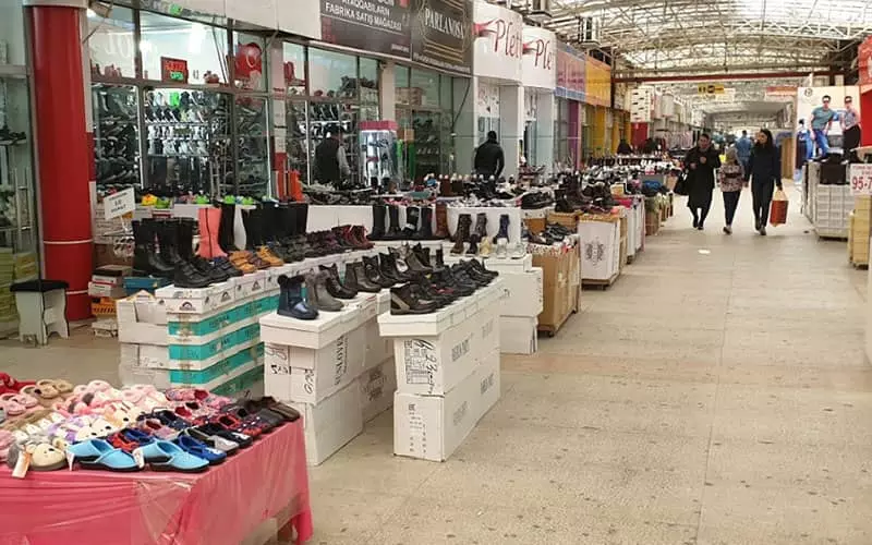 مغازه های فروش کفش در مرکز خرید بینا باکو