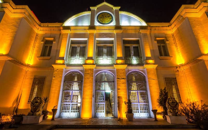 نمای ساختمان موزه بابل در شب