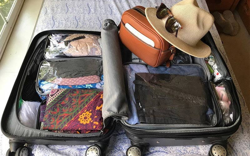چمدان مسافرتی با وسایل لازم برای سفر