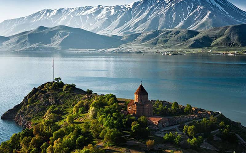 جاذبه ای تاریخی در کنار دریاچه ای زیبا و کوه های برفی