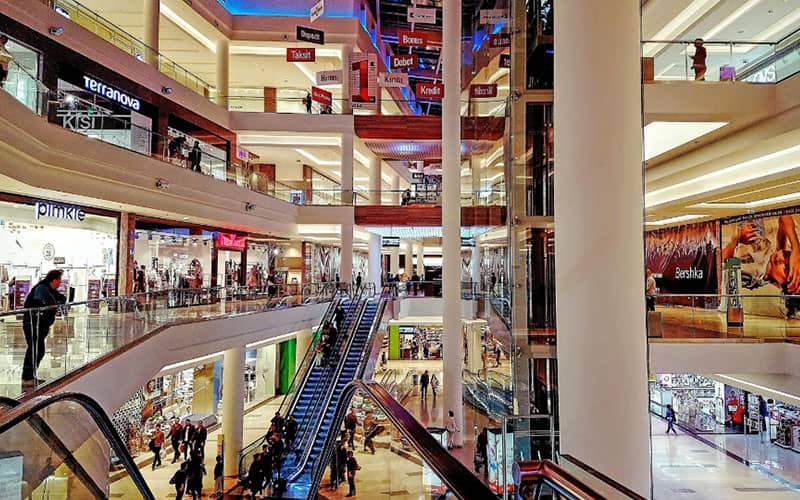 مرکز خرید چند طبقه گنجلیک در باکو
