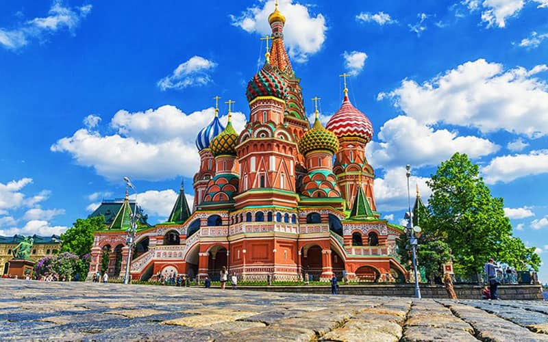 یکی از جاذبه های رنگارنگ با گنبدهای متعدد در روسیه