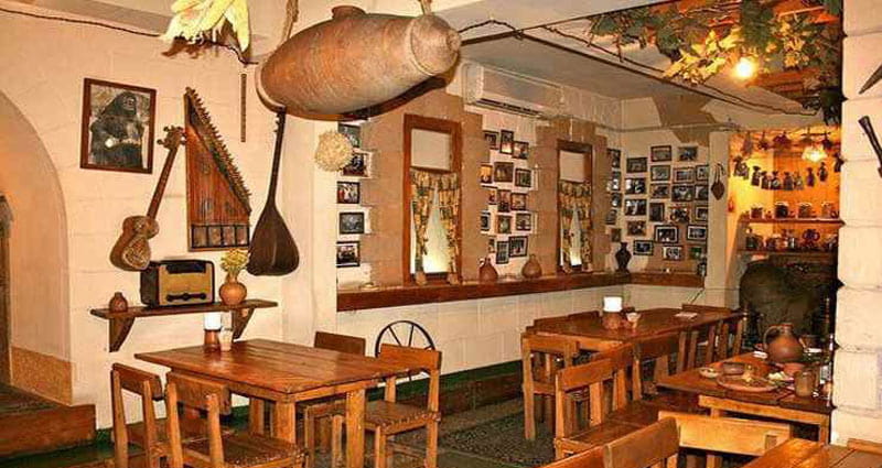 نمای داخلی رستوران مرکیوق با میز و صندلی چوبی