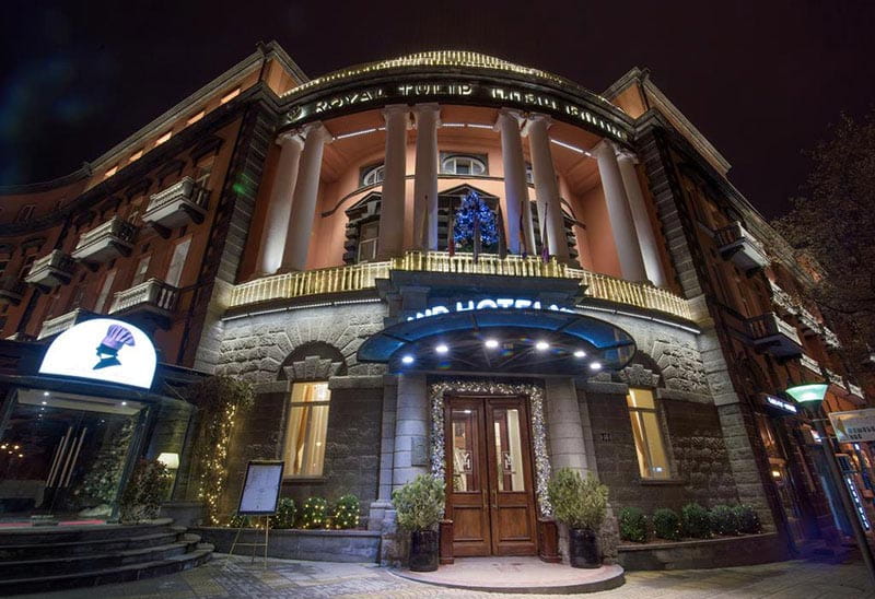 نمای ورودی گرند هتل ایروان در شب