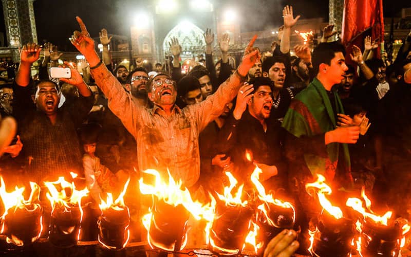 مراسم شعله گردانی در میان عزاداران حسینی