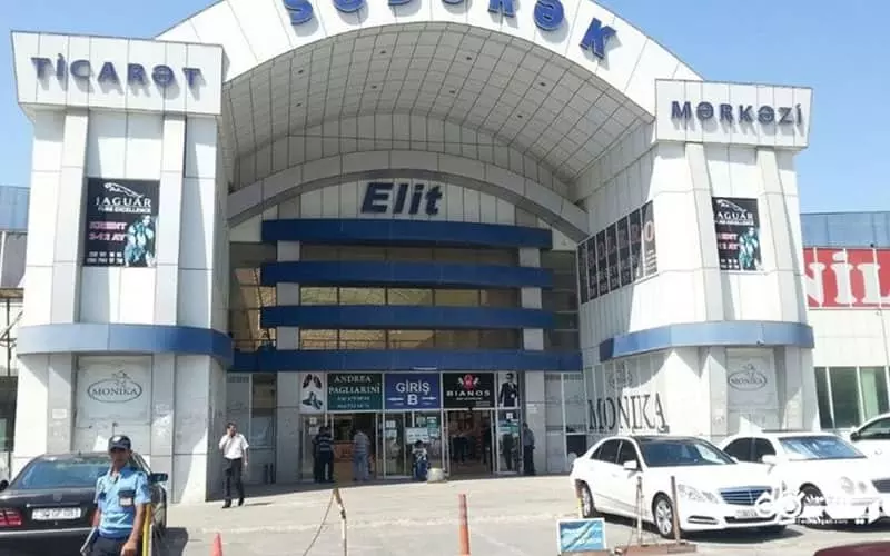 ورودی طاق مانند مرکز خرید صدرک باکو