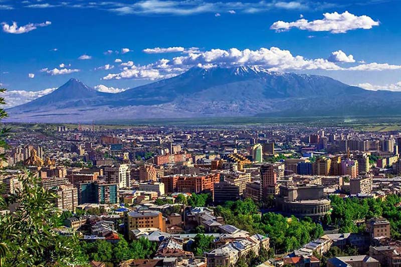 شهر ایروان از نمای بالا زیر آسمان آبی