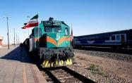 قطار در ایستگاه راه آهن سراسری ایران در حال توقف