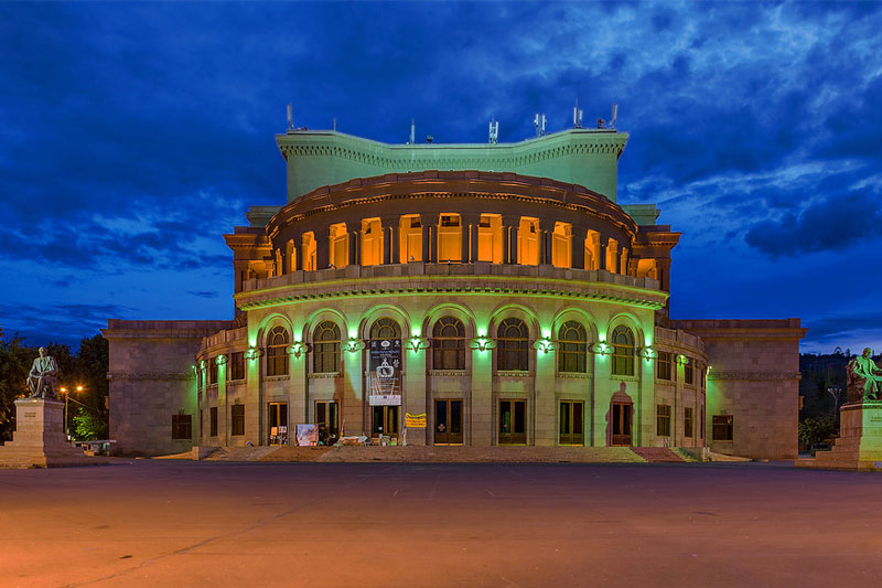 خانه‌ اپرای ایروان در شب