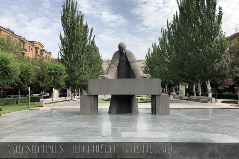مجسمه تامانیان در کاسکاد ایروان