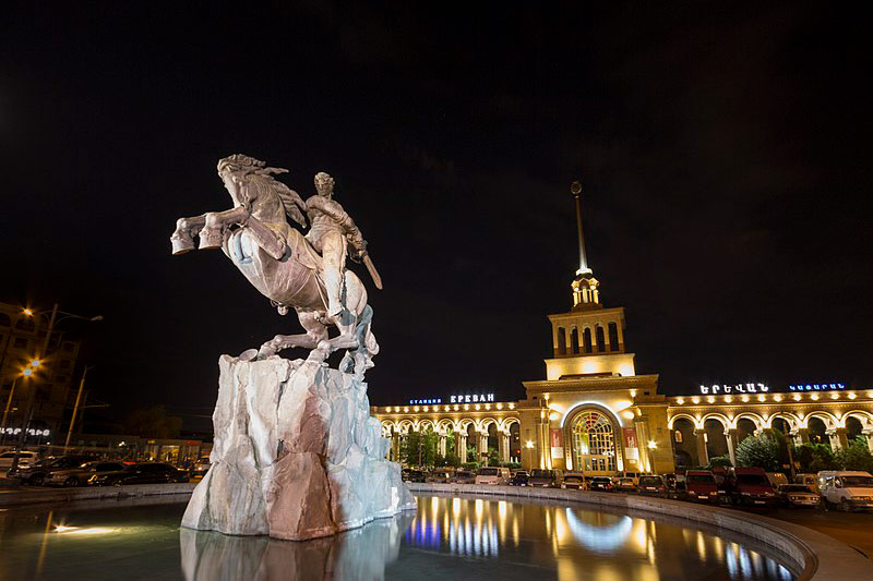 مجسمه ساسونتسی داوید در شب