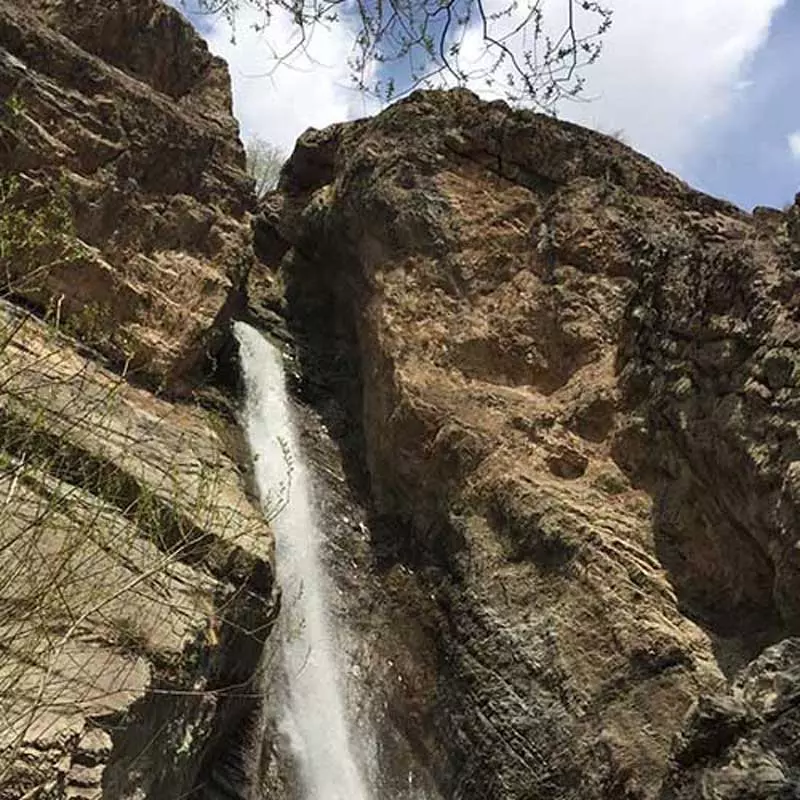 آبشار رندان زیر آسمان آبی از نمای پایین
