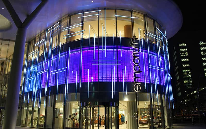 مرکز خرید شیشه ای آبی رنگ در باکو
