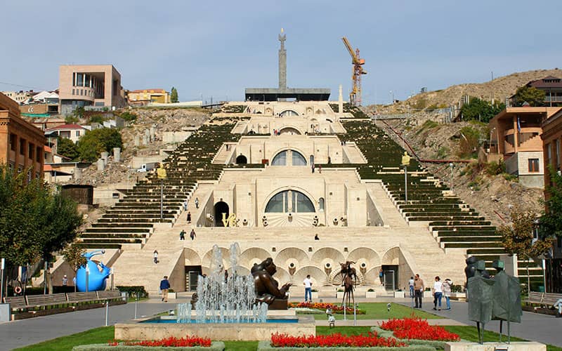 پلکان بزرگ و آب نمای زیبایی در پارک ایروان