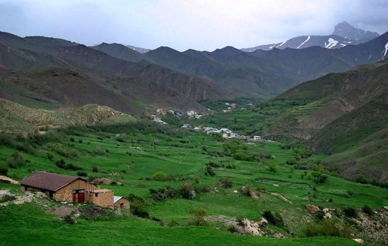 دشت های سرسبز و کوهستان های اطراف روستای یوش