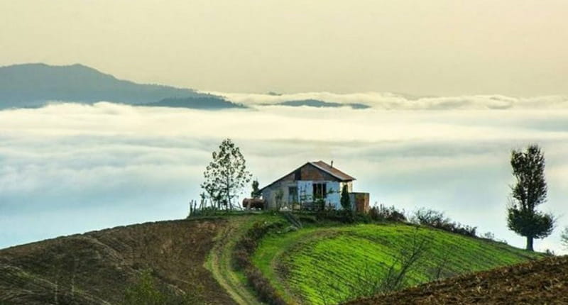 خانه روستایی روی دامنه های سبز بالای اقیانوس لبر در ییلاق خوشواش