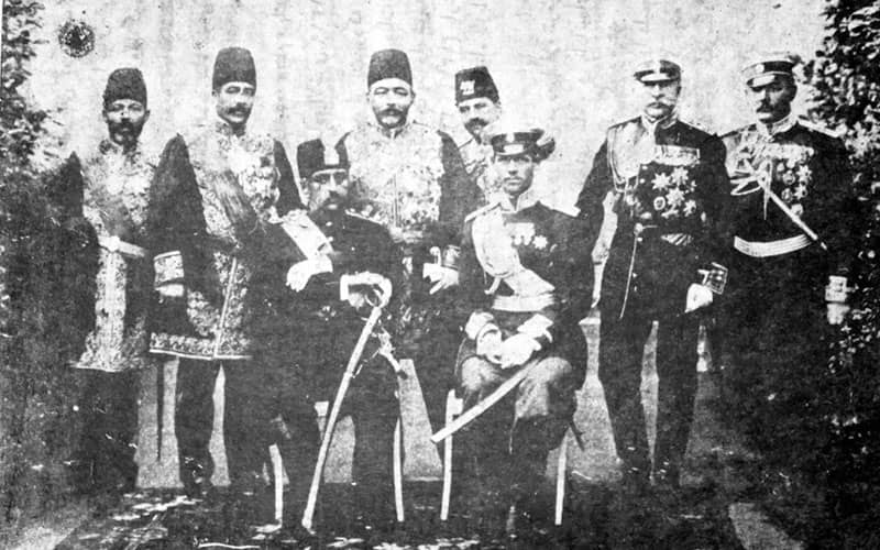 پادشاه ایران در کنار چند نفر از سران حکومت